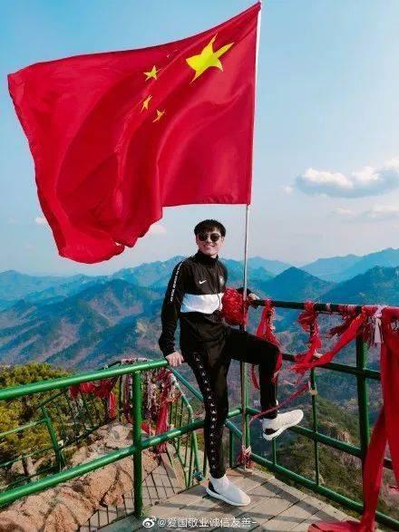 53岁邓文迪闪耀了！穿低胸钻石斗篷裙霸气惊艳，马斯克妈妈都称赞